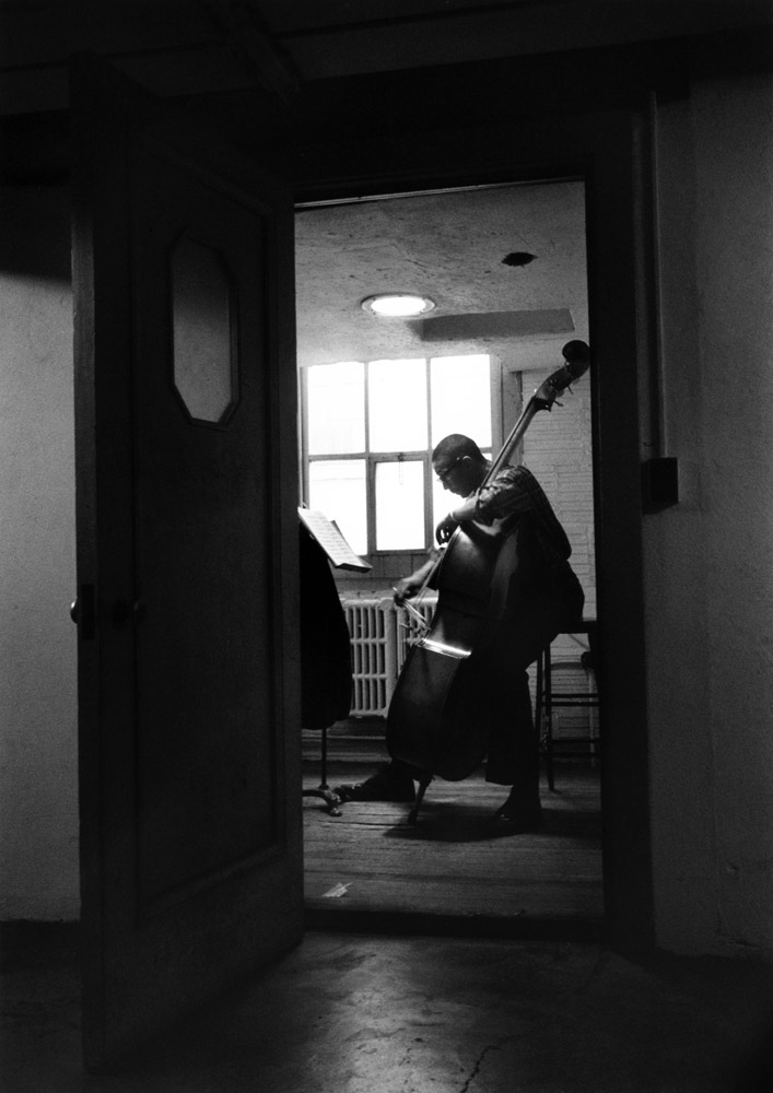 Ron Carter dans une salle de répétition de l'Eastman School of Music à Rochester, New York